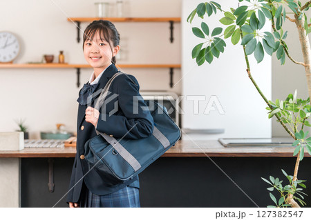 家のキッチンにいる制服を着た小学生・中学生・高校生の女の子 家のキッチンにいる制服を着た小学生・中学生・高校生の女の子 127382547