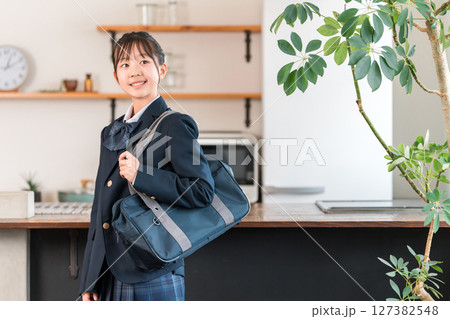 家のキッチンにいる制服を着た小学生・中学生・高校生の女の子 家のキッチンにいる制服を着た小学生・中学生・高校生の女の子 127382548