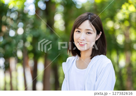 新緑の中ウォーキングする女性 新緑の中ウォーキングする女性 127382616