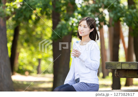 水分補給する女性 127382617