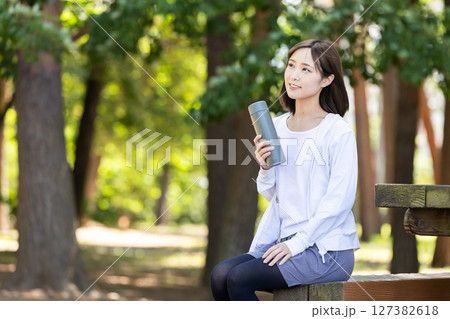 マイボトルで水分補給する女性 127382618