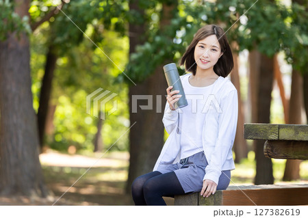 マイボトルで水分補給する女性 127382619