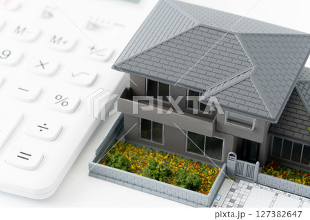 電卓とミニチュアの一戸建て住宅 127382647