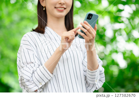 スマートフォンを操作する女性 127382670