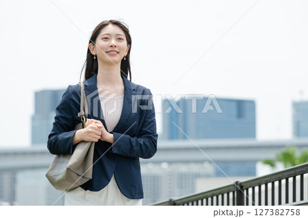 スーツを着た若い女性 スーツを着た若い女性 127382758