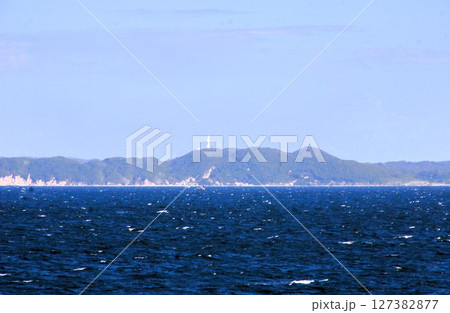 東京湾フェリーからの風景　東京湾（房総半島　富津付近） 127382877