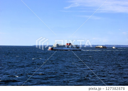 東京湾フェリーからの風景 東京湾フェリー往来 東京湾フェリーからの風景 東京湾フェリー往来 127382878