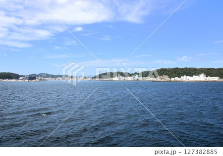 東京湾フェリーからの風景　東京湾（久里浜の町並み　三浦半島） 127382885