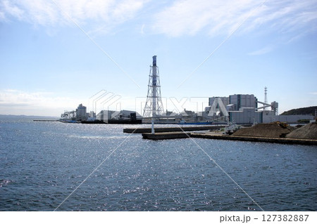 東京湾フェリーからの風景　久里浜港からの風景（火力発電所） 127382887