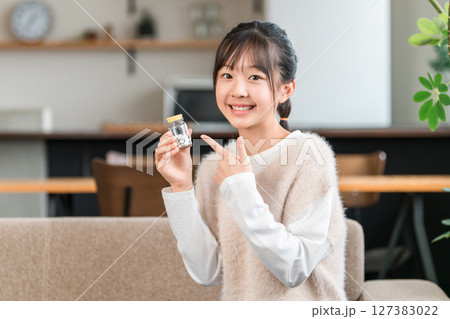 薬・サプリメントの瓶を指さす小学生,中学生,高校生の女の子 127383022
