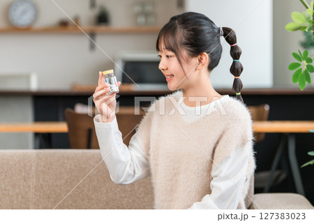 薬・サプリメントの瓶を持つ小学生,中学生,高校生の女の子 薬・サプリメントの瓶を持つ小学生,中学生,高校生の女の子 127383023