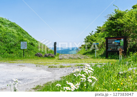 看板・案内板　 豊後街道・二重峠石畳の道　周辺絶景スポット(新緑)阿蘇市 127383047