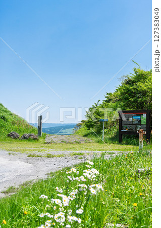 豊後街道・二重峠石畳の道 周辺絶景スポット(新緑)阿蘇市 豊後街道・二重峠石畳の道 周辺絶景スポット(新緑)阿蘇市 127383049