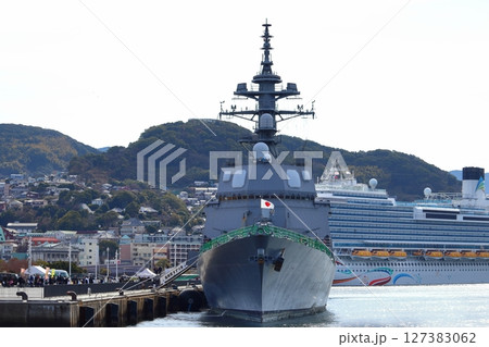 長崎港 出島岸壁でイベント中の護衛艦すずつき(奥には豪華客船) 長崎港 出島岸壁でイベント中の護衛艦すずつき(奥には豪華客船) 127383062
