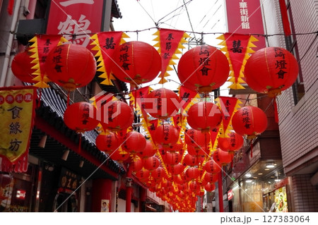 長崎新地中華街 ランタンフェスティバルの提灯装飾 127383064