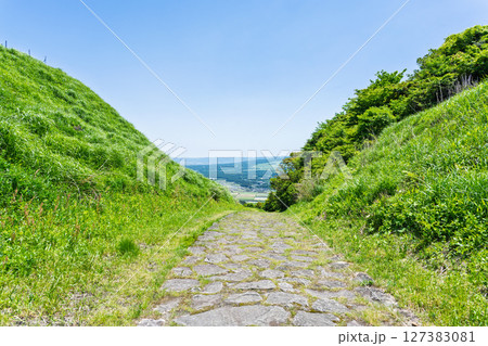 豊後街道・二重峠石畳の道　周辺絶景スポット(新緑)阿蘇市 127383081