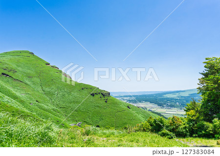 豊後街道・二重峠石畳の道　周辺絶景スポット(新緑)阿蘇市 127383084