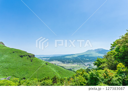 豊後街道・二重峠石畳の道　周辺絶景スポット(新緑)阿蘇市 127383087