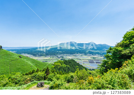 豊後街道・二重峠石畳の道 周辺絶景スポット(新緑)阿蘇市 豊後街道・二重峠石畳の道 周辺絶景スポット(新緑)阿蘇市 127383089