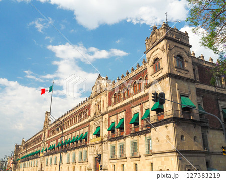 メキシコシティ ソカロ広場に建つ国立宮殿 メキシコシティ ソカロ広場に建つ国立宮殿 127383219