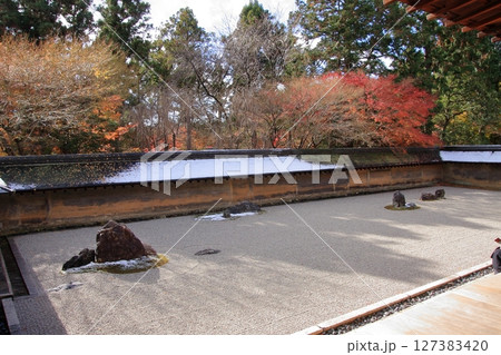 京都石庭で有名な龍安寺と隠れた紅葉の名所鏡容池 京都石庭で有名な龍安寺と隠れた紅葉の名所鏡容池 127383420
