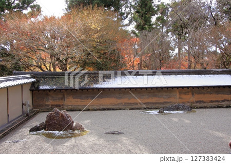 京都石庭で有名な龍安寺と隠れた紅葉の名所鏡容池 京都石庭で有名な龍安寺と隠れた紅葉の名所鏡容池 127383424