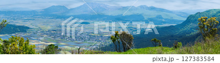 阿蘇五岳を背景に阿蘇市街地パノラマ絶景風景「 豊後街道・二重峠石畳の道(新緑)」阿蘇市 127383584