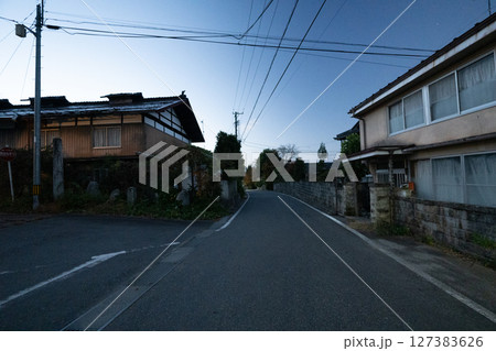 歴史的な古道「塩の道」とその周辺 127383626