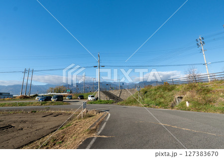歴史的な古道「塩の道」とその周辺 127383670