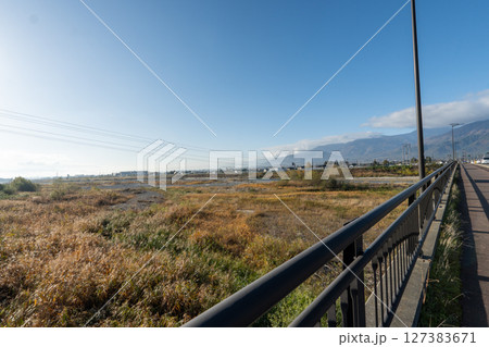 歴史的な古道「塩の道」とその周辺 127383671