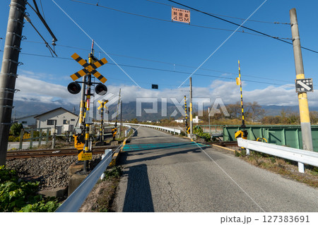 歴史的な古道「塩の道」とその周辺 127383691