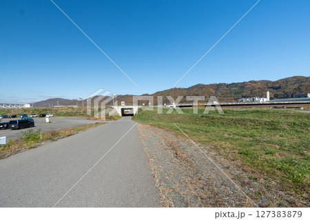 歴史的な古道「塩の道」とその周辺 127383879