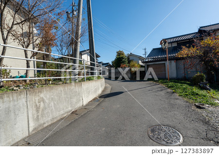 歴史的な古道「塩の道」とその周辺 127383897