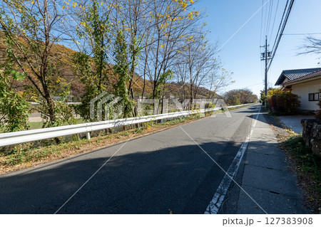 歴史的な古道「塩の道」とその周辺 127383908