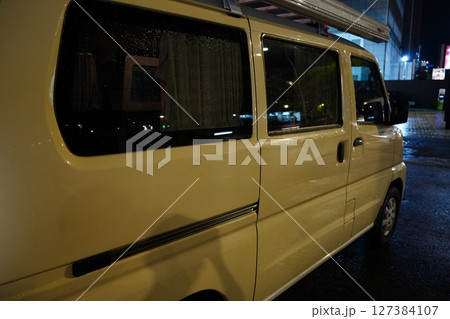 キャンピングカー 街 都会 127384107