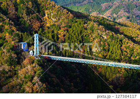 紅葉に染まる山と竜神大吊橋 127384117