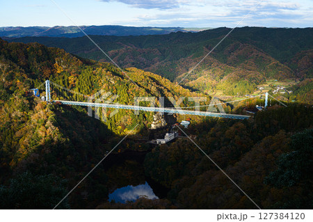 紅葉に染まる山と竜神大吊橋 127384120