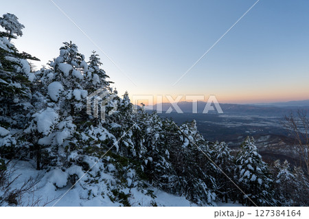 冬の蓼科山と登山道 冬の蓼科山と登山道 127384164