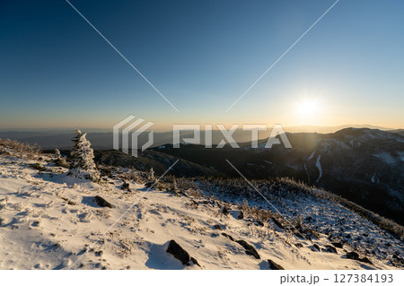 冬の蓼科山と登山道 127384193
