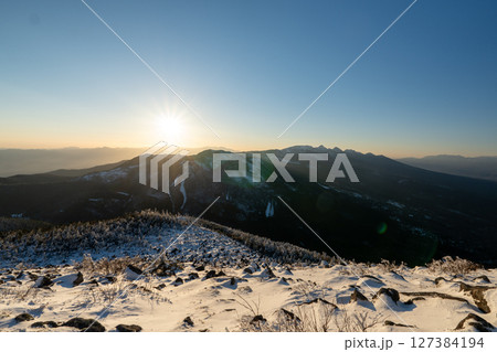 冬の蓼科山と登山道 127384194