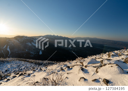 冬の蓼科山と登山道 127384195