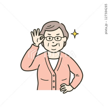 眼鏡を上げてニヤリと笑い自信を見せる太った高齢女性 127384285