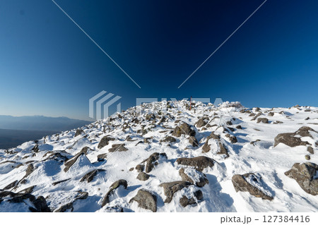 冬の蓼科山と登山道 127384416