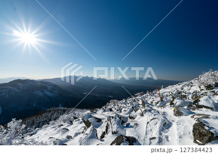 冬の蓼科山と登山道 127384423