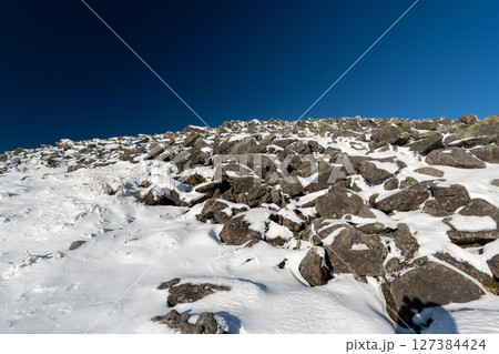 冬の蓼科山と登山道 127384424