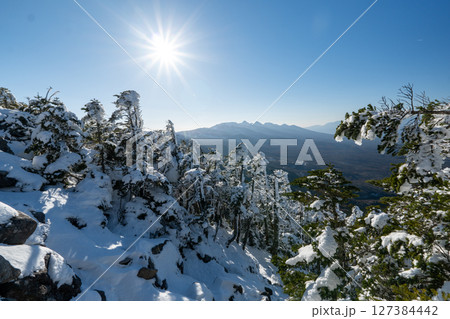 冬の蓼科山と登山道 127384442
