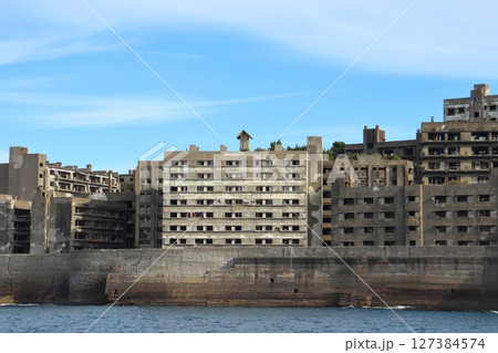 軍艦島（端島） 西側の鉄筋コンクリート住宅と端島神社 神殿跡 127384574