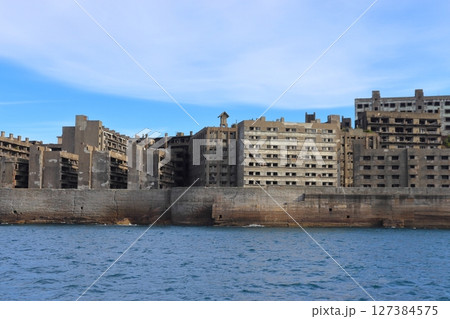 軍艦島（端島） 西側の鉄筋コンクリート住宅と端島神社 神殿跡 127384575