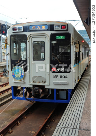 松浦鉄道のMR-600形車両 伊万里行き（佐世保駅） 127384652