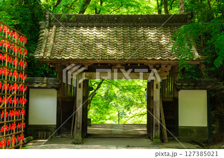 山門と風車 127385021